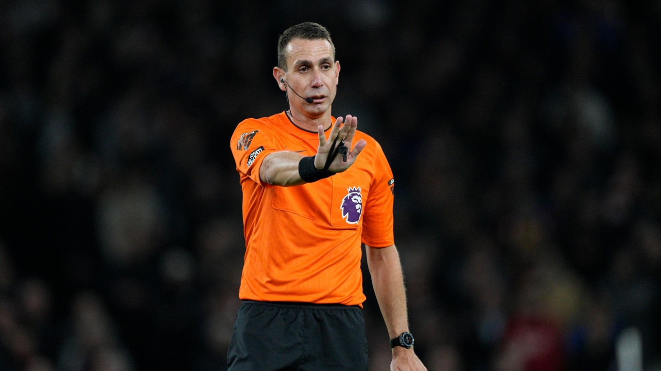 Anglický rozhodca David Coote.