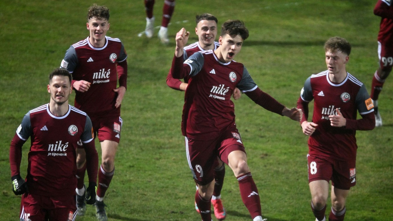 Hráči Podbrezovej sa tešia z gólu