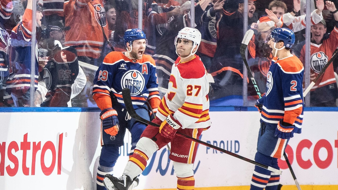 Hokejista Edmontonu Oilers Leon Draisaitl (vľavo) sa teší zo svojho 50. gólu v tejto sezóne.
