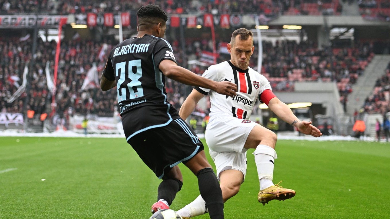 Martin Mikovič a Caesar Blackman počas odvety semifinále Slovenského pohára FC Spartak Trnava - ŠK Slovan Bratislava.