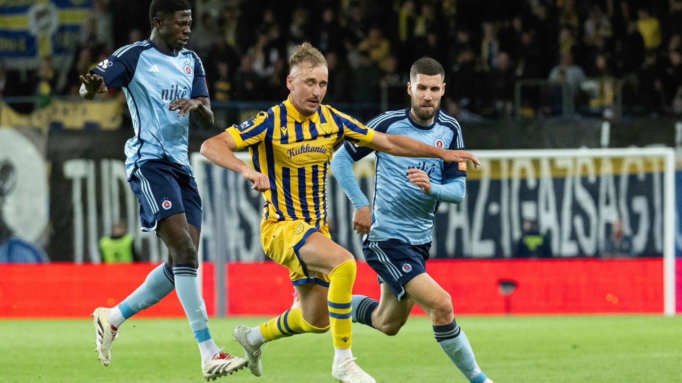 vľavo Sharani Zuberu, vpravo Kenan Bajrič (obaja Slovan) a uprostred Matej Trusa (DAC) 