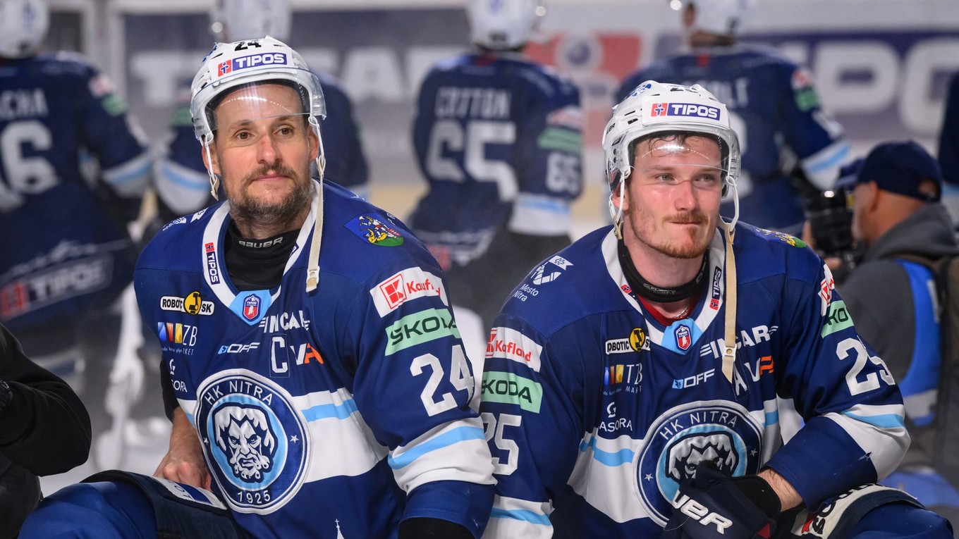 Kapitán HK Nitra Branislav Mezei (vľavo) a útočník Samuel Buček.