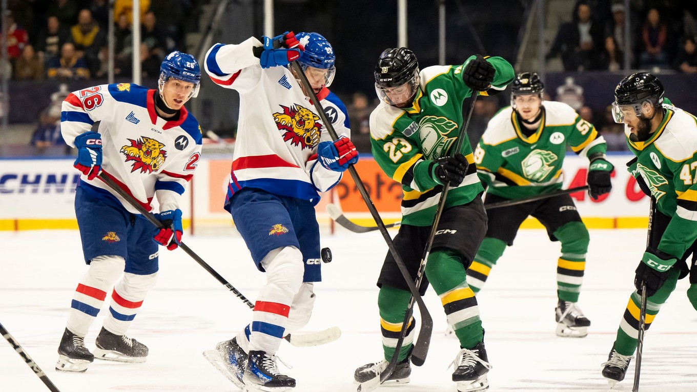 Slovenský útočník Juraj Pekarčík (v strede) v drese tímu Moncton Wildcats.