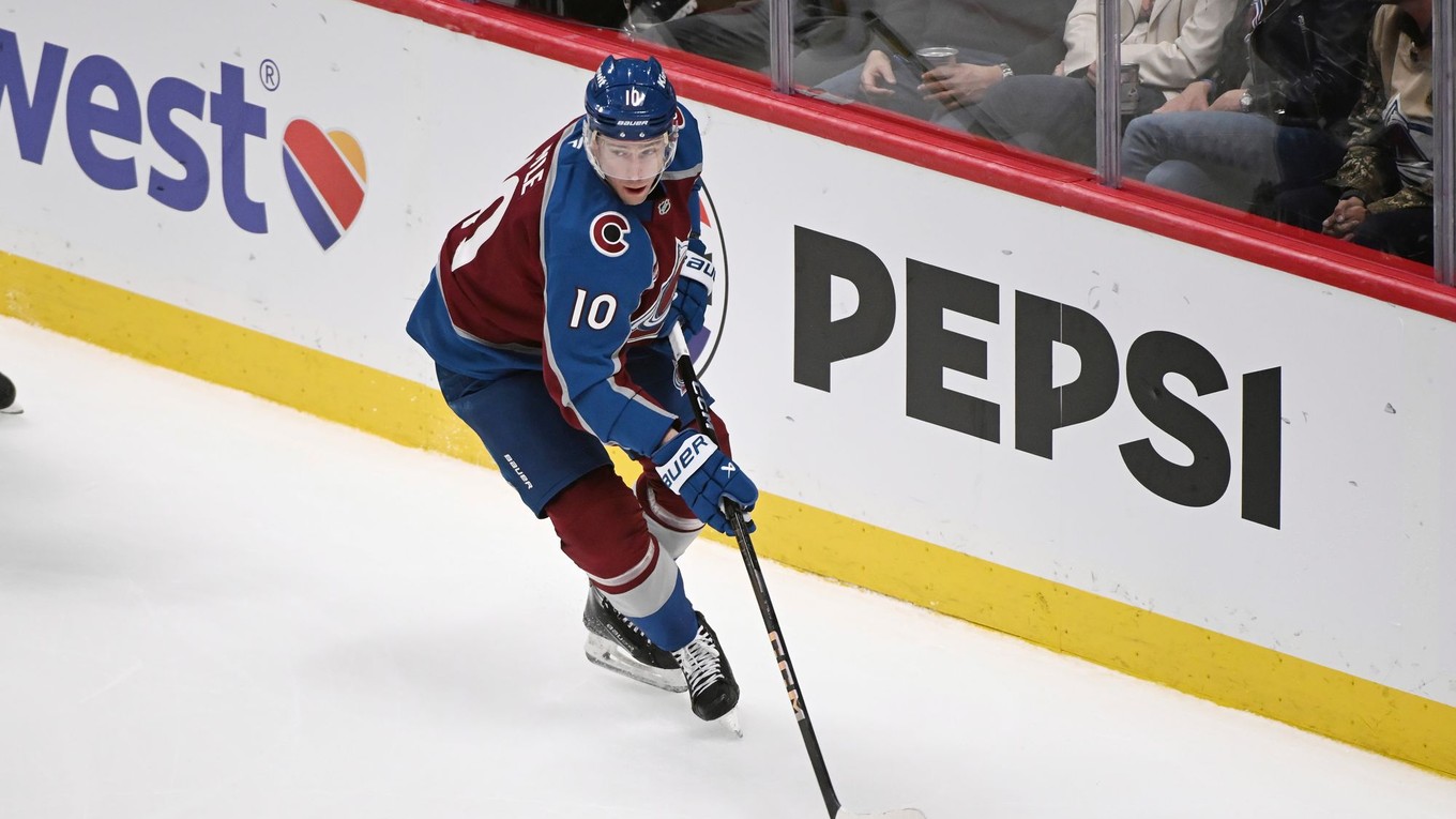 Charlie Coyle v drese Colorada Avalanche.