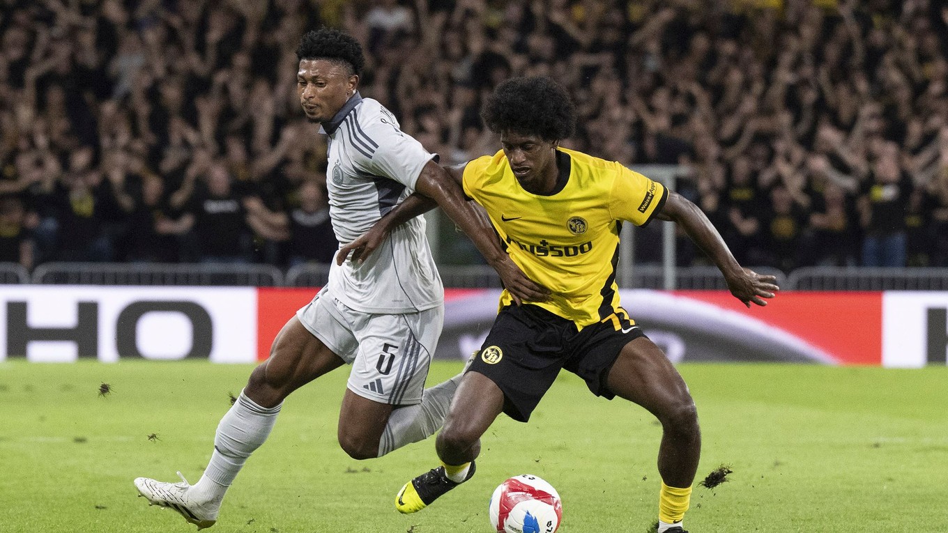 Joel Monteiro (vpravo) z Bernu a Rahim Ibrahim (vľavo) zo Slovana bojujú o loptu počas odvetného zápasu play off Európskej ligy