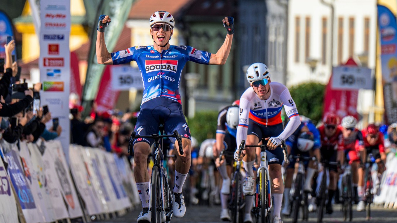 Paul Magnier sa raduje z víťazstva v 1. etape Okolo Slovenska 2025. Druhý skončil Lukáš Kubiš.