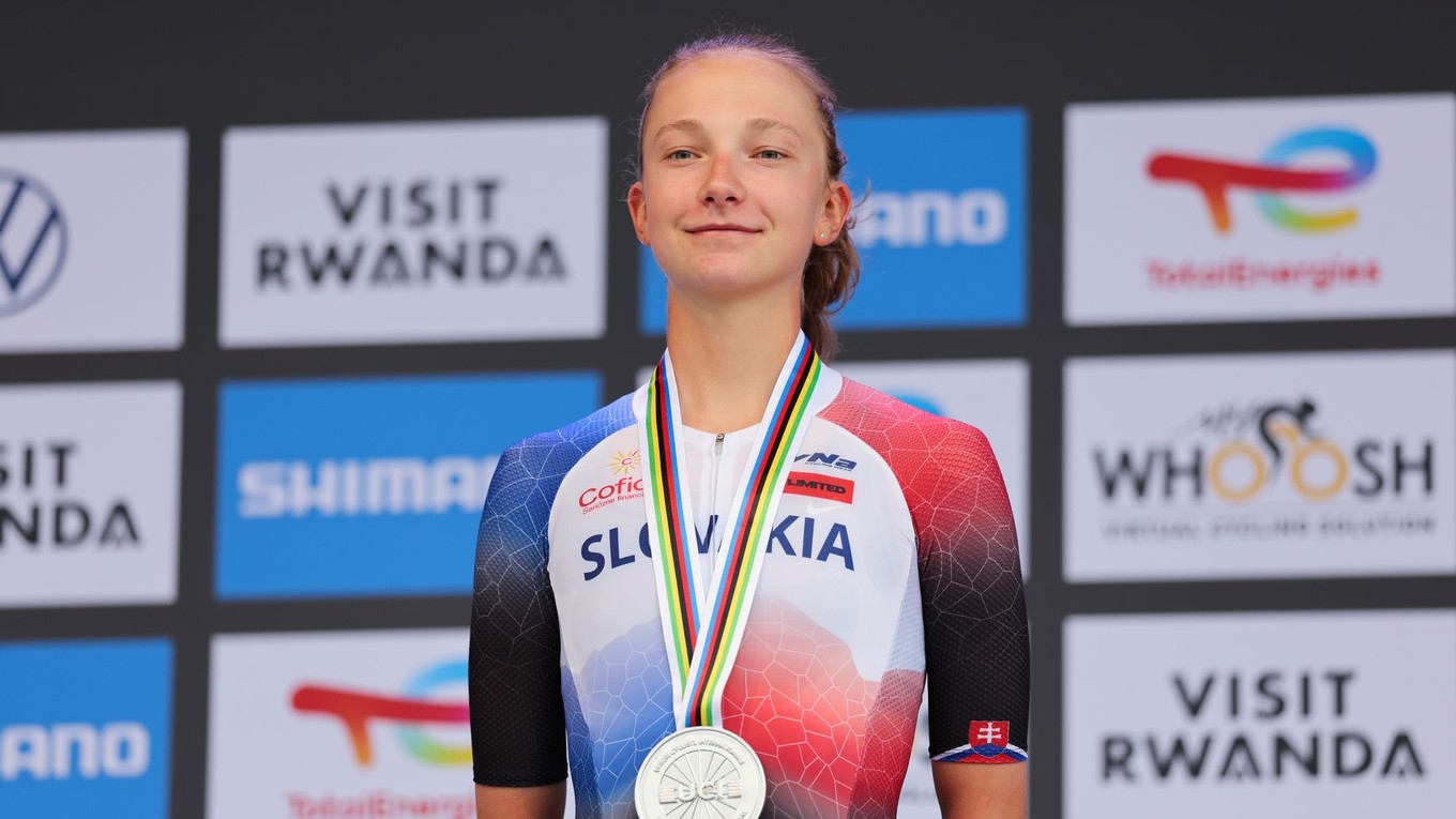 Viktória Chladoňová so striebornou medailou z časovky U23 na MS v cyklistike 2025.