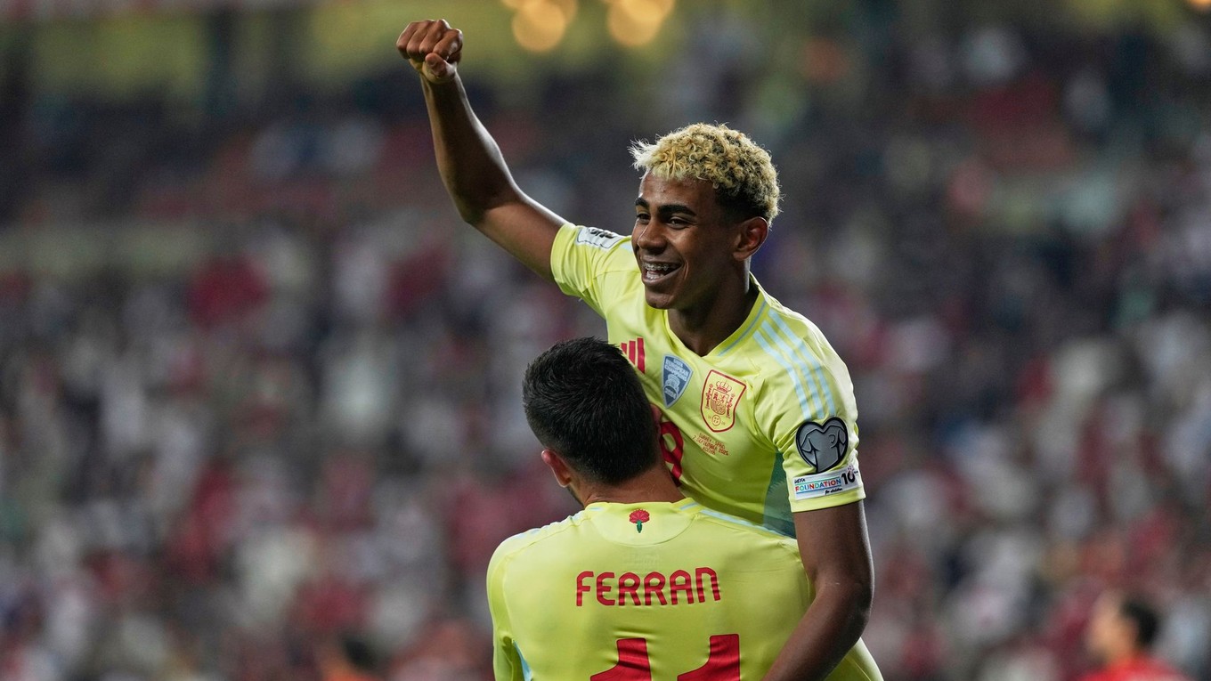 Ferran Torres a Lamine Yamal oslavujú gól