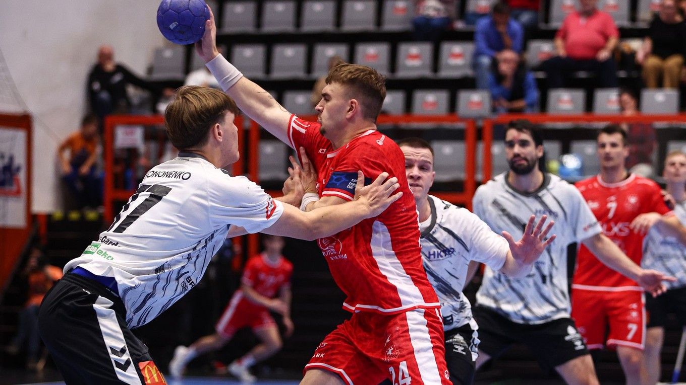 Marek Štefina (Považská Bystrica) a Mikita Kononenko (Topoľčany) počas zápasu 7. kola Niké Handball Extraligy.