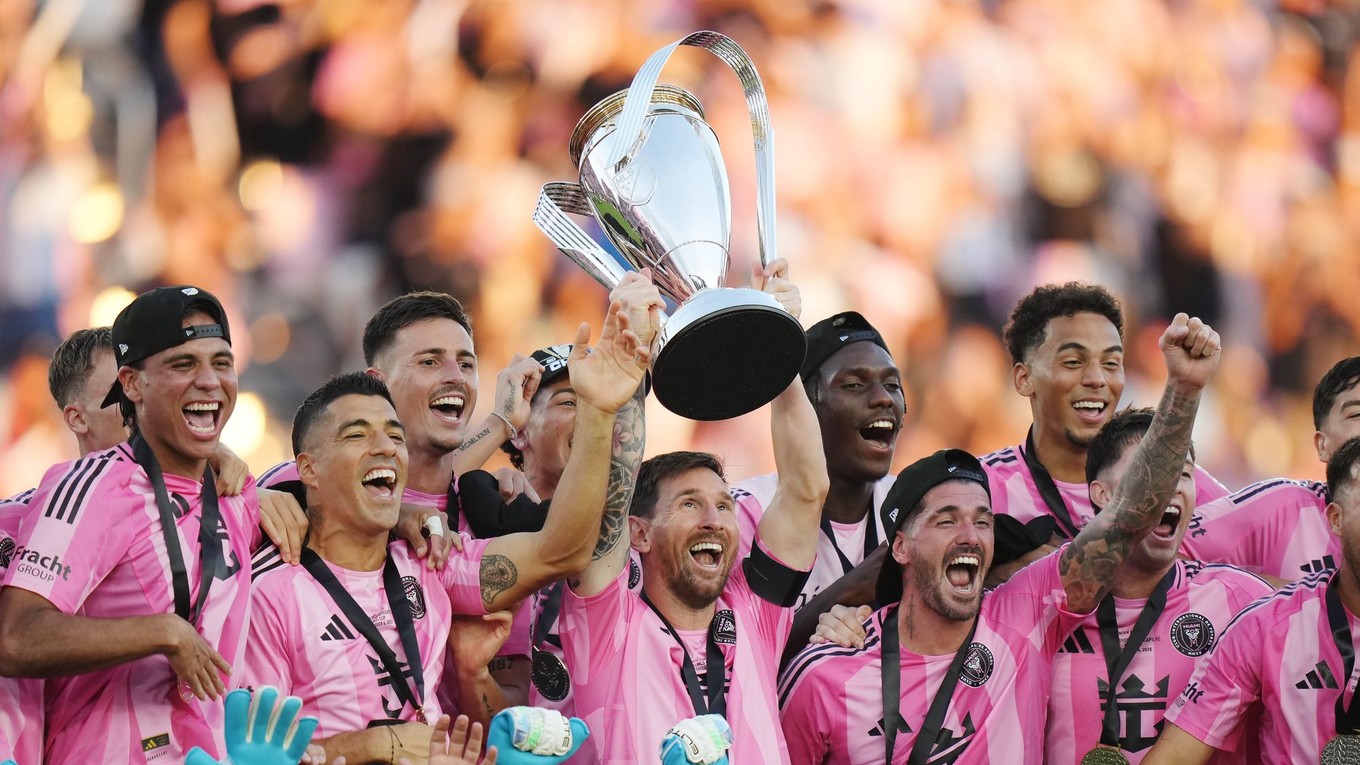 Lionel Messi dvíha trofej po zisku titulu s Interom Miami