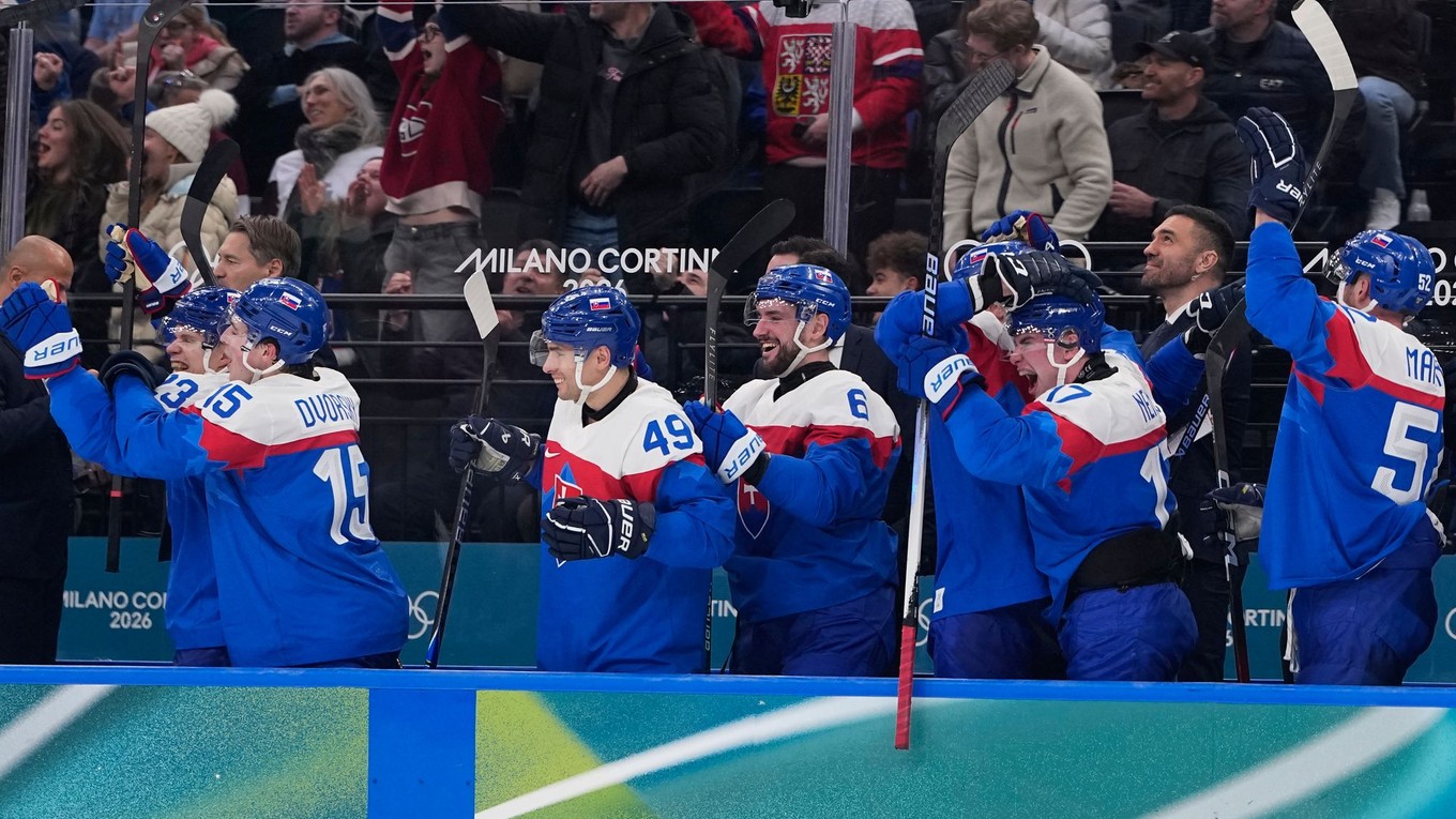 Hokejisti Slovenska oslavujú gól v zápase Slovensko - Fínsko na ZOH 2026.