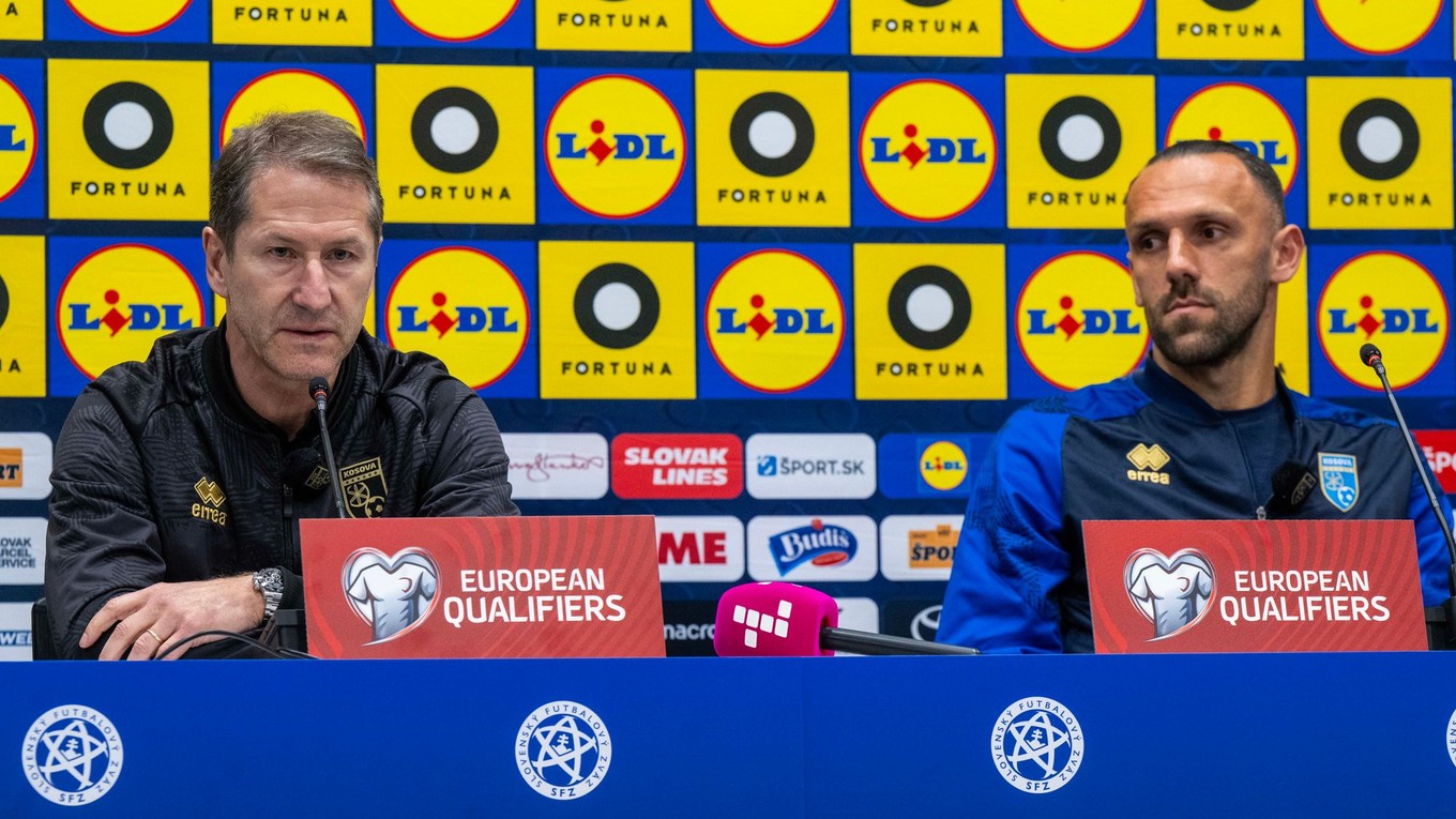 Na snímke zľava tréner Kosova Franco Foda a kosovský futbalista Vedat Muriqi počas tlačovej konferencie.