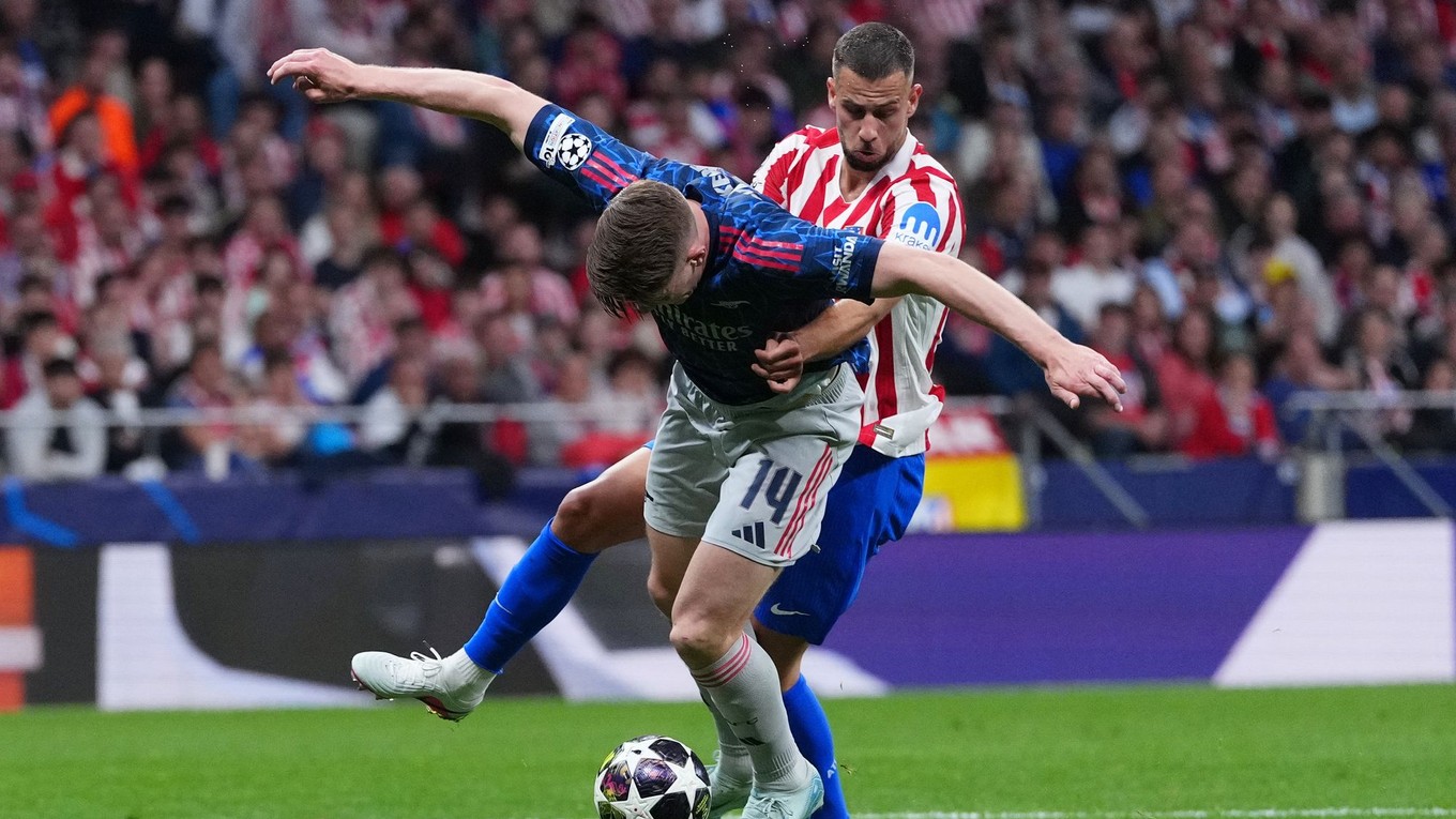 Obranca Atlética Madrid Dávid Hancko fauluje Viktora Gyokeresa z Arsenalu.