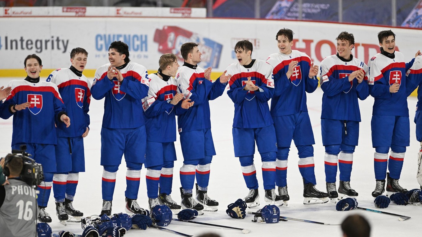 Slovenskí hokejisti sa tešia z postupu do finále MS do 18 rokov 2026. 