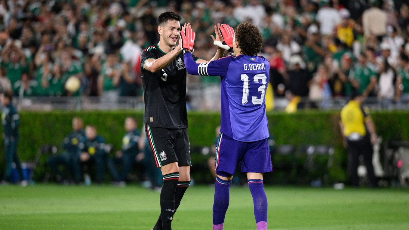 César Montes a Guillermo Ochoa