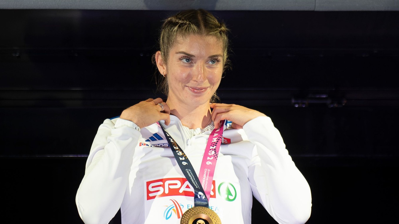 Slovenská atlétka Emma Zapletalová pózuje so zlatou medailou počas medailového ceremoniálu.