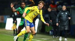 zľava v súboji o loptu James Ndjeungoue (Žilina) a Adam Žulevič (Michalovce)
