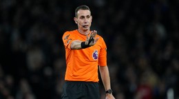 Anglický rozhodca David Coote.