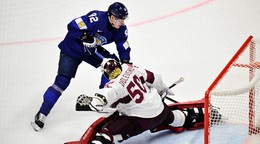 Útočník Harri Pesonen v zápase proti Lotyšsku na MS v hokeji 2025.