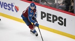 Charlie Coyle v drese Colorada Avalanche.