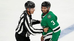 Rozhodca Bryan Pancich a hráč Dallasu Stars Matt Dumba.