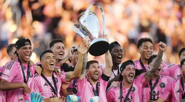 Lionel Messi dvíha trofej po zisku titulu s Interom Miami