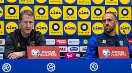Na snímke zľava tréner Kosova Franco Foda a  kosovský futbalista Vedat Muriqi počas tlačovej konferencie.