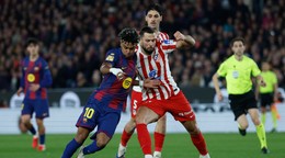 Lamine Yamal a Dávid Hancko.