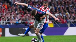 Obranca Atlética Madrid Dávid Hancko fauluje Viktora Gyokeresa z Arsenalu.