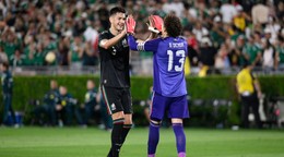 César Montes a Guillermo Ochoa