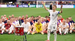  Nórsky hráč Martin Ödegaard (10) vedie vikingské veslovanie po víťazstve v šestnásťfinálovom zápase Pobrežie Slonoviny - Nórsko .