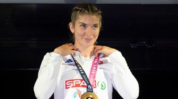 Slovenská atlétka Emma Zapletalová pózuje so zlatou medailou počas medailového ceremoniálu.
