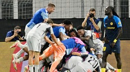 Futbalisti ŠK Slovan Bratislava oslavujú gól.