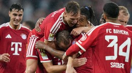 Na snímke hráči Mníchova Michael Olise (uprostred vpravo), Joshua Kimmich (hore) a Harry Kane sa tešia z gólu