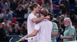 Na snímke nemecký tenista Alexander Zverev (vľavo) a španielsky tenista Alejandro Davidovich Fokina.