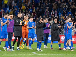 Slovenskí futbalisti po zápase Slovensko - Bosna a Hercegovina.