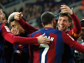 Hráči Barcelony sa tešia z gólu