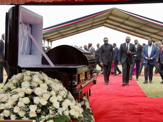 Záber z pohrebu Kelvina Kiptuma, ktorý zahynul počas autonehody. 