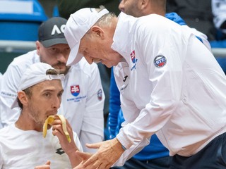 Slovenský tenista Lukáš Klein a kapitán Ľubomír Kurhajec počas zápasu dvojhry Davisovho pohára Srbsko - Slovensko