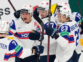 Markus Vikingstad oslavuje so spoluhráčmi gól počas zápasu Veľká Británia - Nórsko na MS v hokeji 2024. 