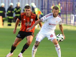 Samuel Lavrinčík (vľavo) a Branislav Ľupták v zápase MFK Ružomberok - MFK Dukla Banská Bystrica.