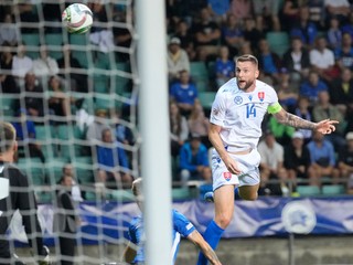 Brankár Karl Hein a Milan Škriniar v zápase Estónsko - Slovensko v skupine 1 C-divízie Ligy národov.