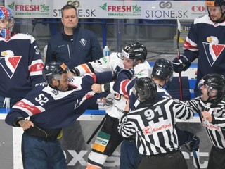 Šarvátka počas zápasu 11. kola hokejovej Tipos extraligy HC Košice - HC Slovan Bratislava.