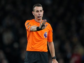 Anglický rozhodca David Coote.