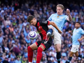 Milos Kerkez (vľavo) v drese AFC Bournemouth.