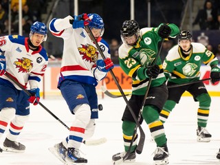 Slovenský útočník Juraj Pekarčík (v strede) v drese tímu Moncton Wildcats.