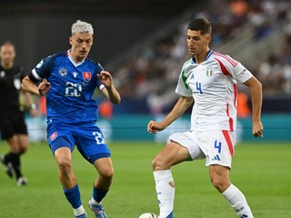 Tomáš Rigo (Slovensko) a futbalista Matteo Prati (Taliansko) v zápase Slovensko - Taliansko v skupine A na EURO U21 2025 (ME vo futbale do 21 rokov).
