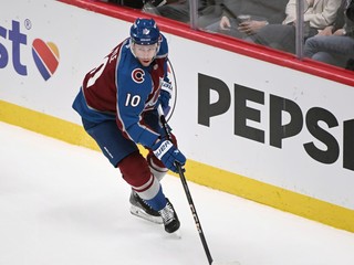 Charlie Coyle v drese Colorada Avalanche.