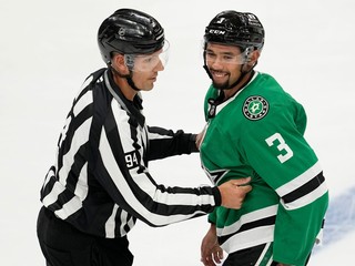Rozhodca Bryan Pancich a hráč Dallasu Stars Matt Dumba.