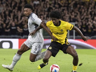 Joel Monteiro (vpravo) z Bernu a Rahim Ibrahim (vľavo) zo Slovana bojujú o loptu počas odvetného zápasu play off Európskej ligy